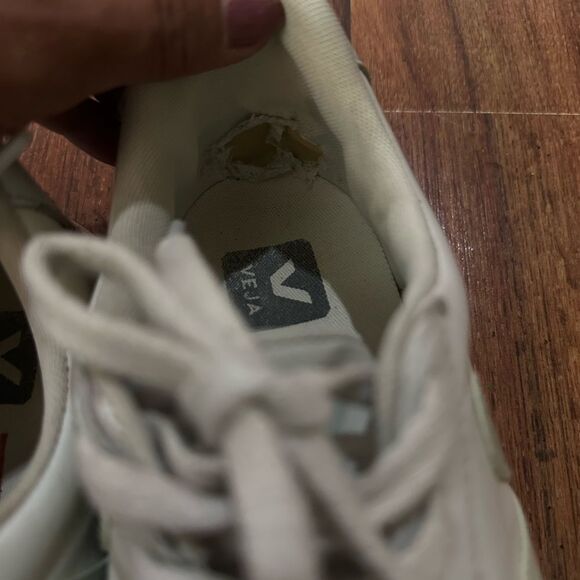 VEJA SHOES SIZE 8 - Picture 7 of 9